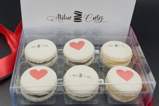 Atelier Cortez - cutie cu 6 macarons inscriptionati cu sigla firmei si logo 6