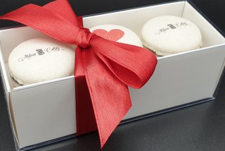 5 Atelier Cortez - cutie cu 3 macarons inscriptionati cu sigla firmei 1 - Copy