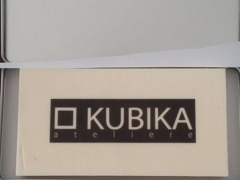 Atelier Cortez - Tableta ciocolata personalizata in cutie metalica personalizata Kubika-min