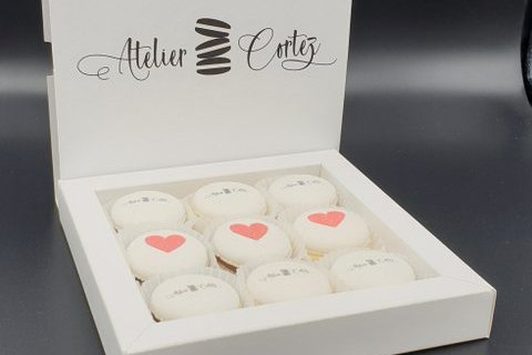 Atelier Cortez - cutie cu 9 macarons inscriptionati cu sigla firmei si logo 5