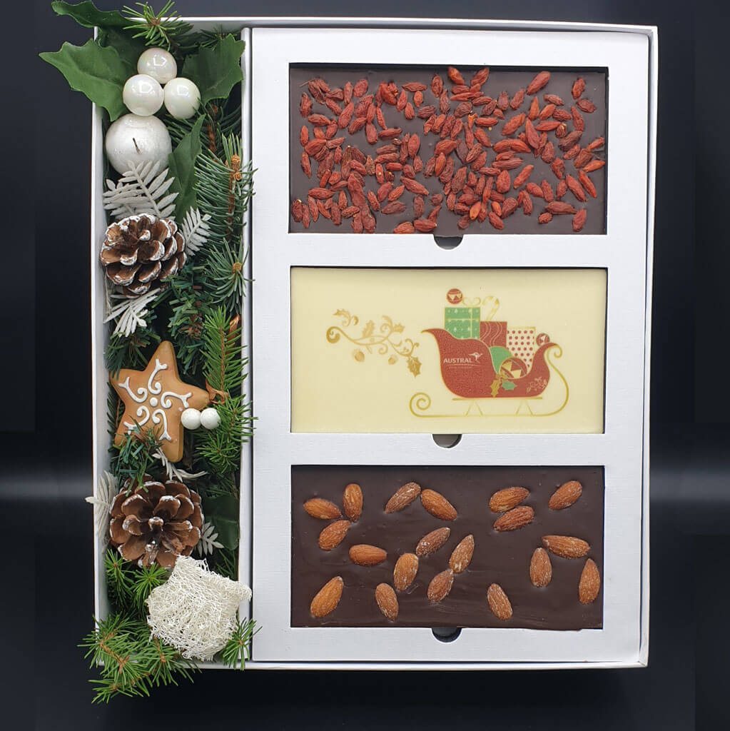 aranjament-floral-de-sezon-3-tablete-ciocolata-cutie-cadou-min