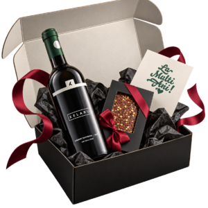 Pachetul cadou It's Black cu vin Kelaru Cabernet Sauvignon și ciocolată neagră