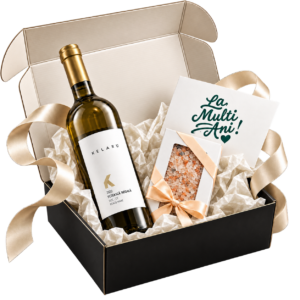 Pachet cadou It's Salty cu vin alb Kelaru și ciocolată neagră cu sare roz de Himalaya, în cutie rigidă neagră