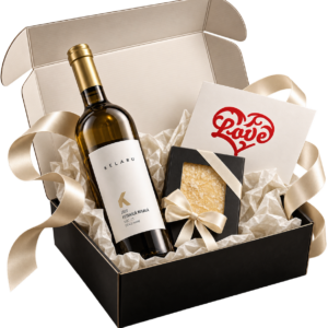 Pachetul cadou It's White cu vin Kelaru Fetească Regală și ciocolată albă