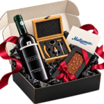 Pachet cadou Red Wine Enthusiast cu vin roșu Kelaru, ciocolată neagră cu ardei iute și o cutie din bambus cu patru accesorii pentru vin, în cutie rigidă neagră