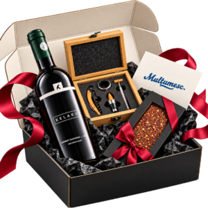 Pachet cadou Red Wine Enthusiast cu vin roșu Kelaru, ciocolată neagră cu ardei iute și o cutie din bambus cu patru accesorii pentru vin, în cutie rigidă neagră
