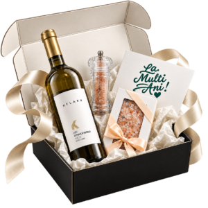 Pachet cadou Taste The Salt cu vin alb Kelaru, ciocolată neagră cu sare roz de Himalaya și râșniță cu sare, în cutie rigidă neagră