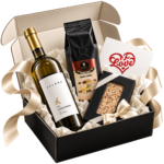 Pachet cadou Toffee and Coffee cu vin alb Kelaru, ciocolată cu lapte și alune caramelizate și pungă de cafea Dolce Bacio, în cutie rigidă neagră